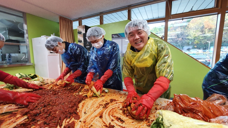 여수시장애인종합복지관 식당에서는 '사랑나눔 김장담그기'행사를 가졌다.