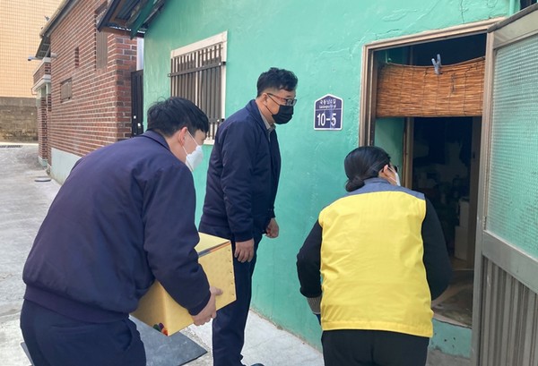 여천NCC(주)3공장 관계자가 어르신들 댁을 방문하며 생필품을 전달했다