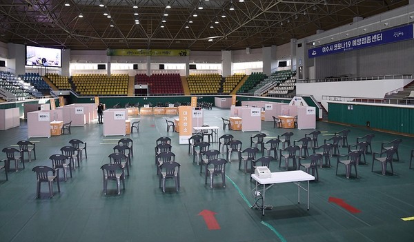 코로나19 백신 예방접종센터인 흥국체육관 내부