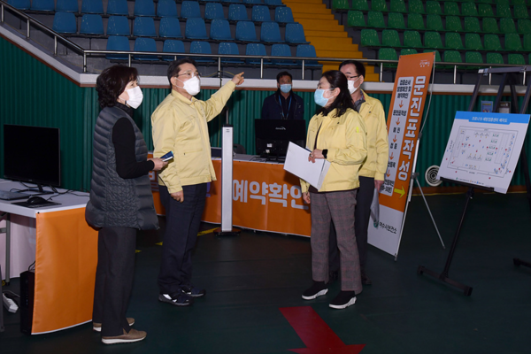 9일 코로나19 백신 예방접종센터 점검에 나선 권 시장