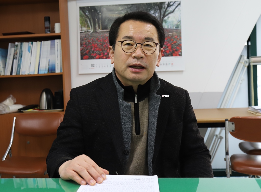 ▲ 여수수산인협회 사무실에서 인터뷰 하는 노평우 회장 ⓒ오병종