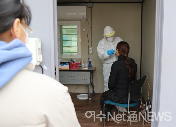 ▲ 어머니가 딸과 함께 와서 재검사 중이다. 딸은 다음 순서를 기다리고 있다. ⓒ오병종