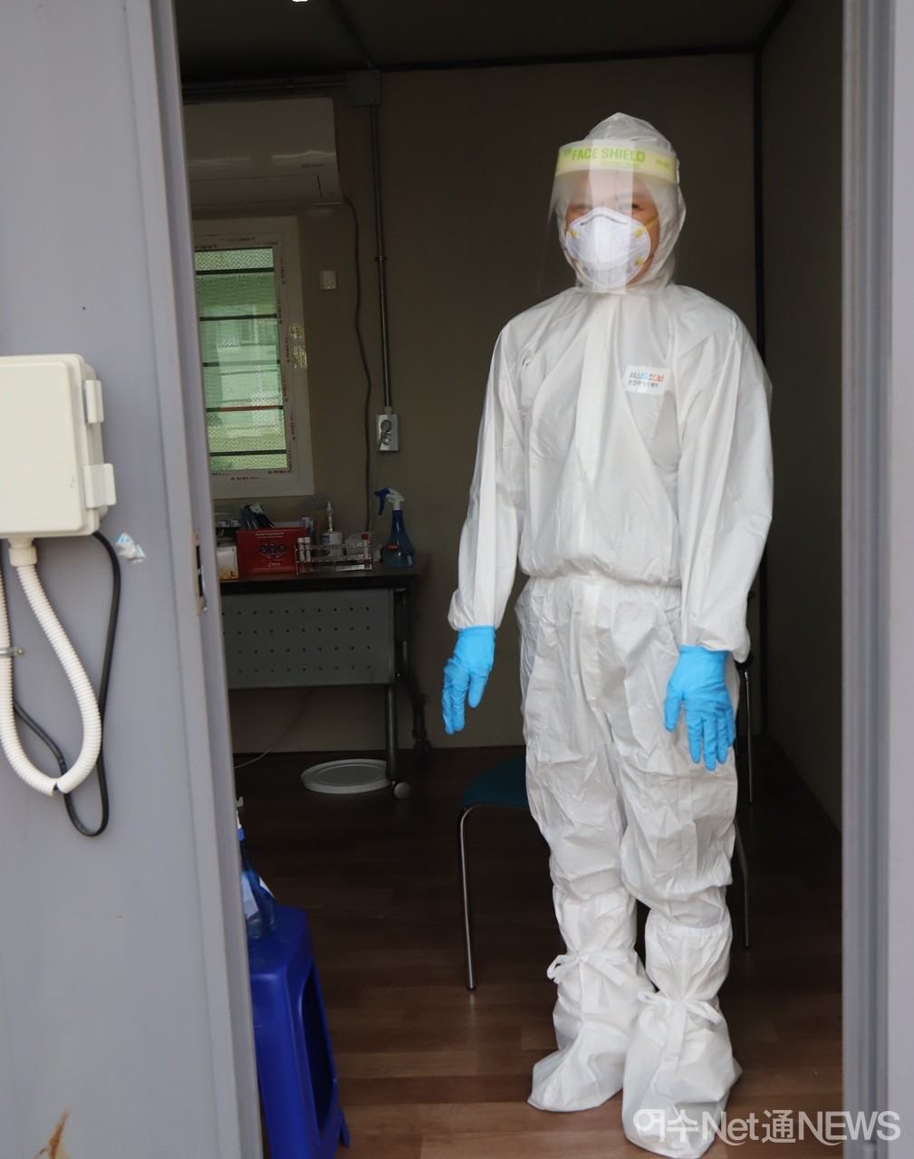 ▲현장에서 검사반원 A씨가 방호복 레벨 D복을 입고 포즈를 취하고 있다   ⓒ오병종