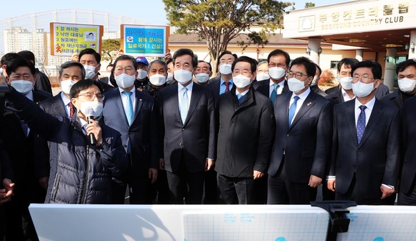 이낙연 당 대표가 한전공대 부지를 방문해 설명을 듣고 있다