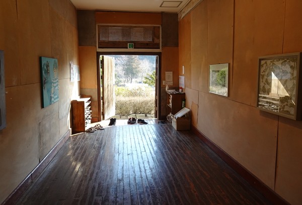 ▲입구에 들어서면 벽에 전시된 작품들이 먼저 관람객을 반긴다 ⓒ전시은