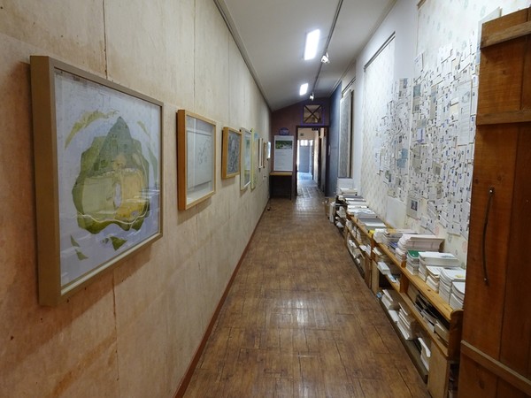 ▲복도 벽면에도 작품이 전시되어 있다 ⓒ전시은