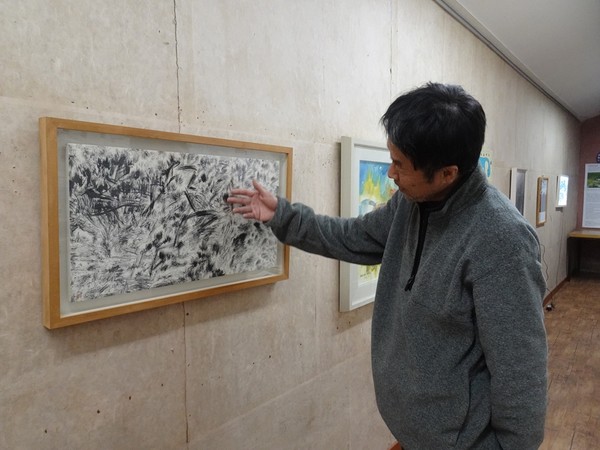 ▲작품을 설명하는 박성환 관장 ⓒ전시은