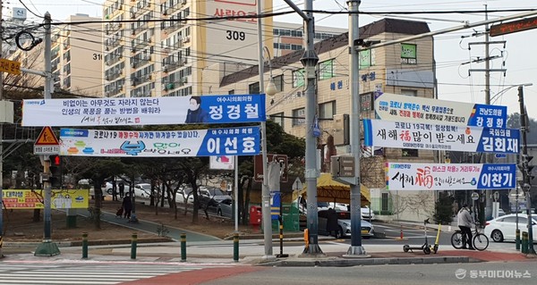 매년 설과 추석을 앞두고 도심 주요 곳곳이 정치인들이 내건 현수막 난립으로 몸살을 앓으면서 시민의 눈살을 찌푸리게 하고 있지만. 단속은 제대로 진행되지 않고 있다. (사진=마재일 기자)