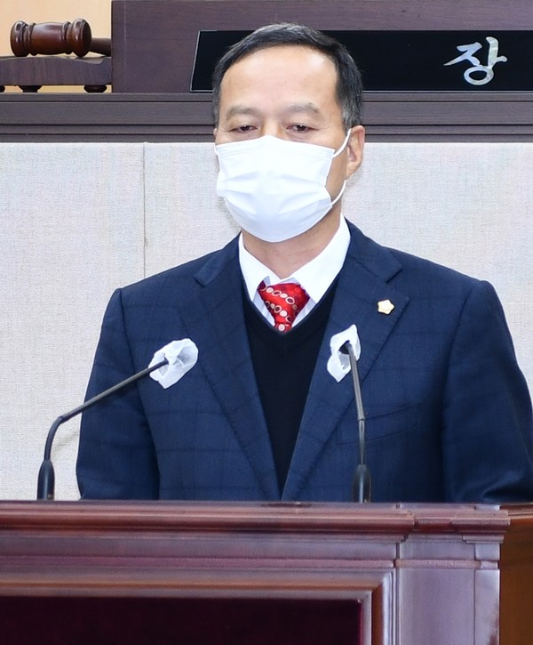 ▲ 송하진 여수시의원이 17일 임시회에서 전남대 여수캠퍼스 활성화대책으로 공공시설 개방과 시내버스의 캠퍼스 진출입 등을 제안했다