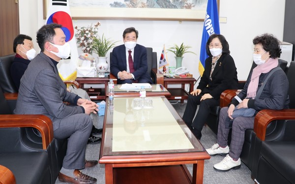 여순특위 위원들이 더민주 이낙연 당대표를 면담하고 있다