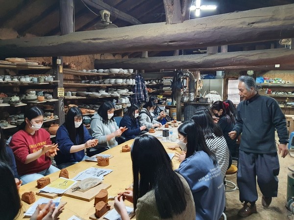 지역 예술인 마을 자원을 활용한 심리 치유프로그램 모습. 학생들이 도예체험을 하고 있다