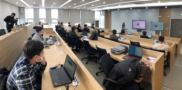 ▲여수상공회의소가 지역 업체를 대상으로 온라인플랫폼 교육을 실시하고 있다