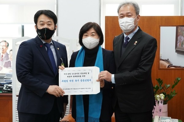 ▲서영교 행정안전위원장에게 성명서를 전달하고 있다