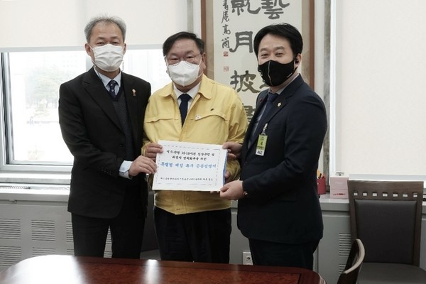 ▲전창곤 여수시의회 의장이 김태년 더민주 원내대표를 만나 성명서를 전달했다