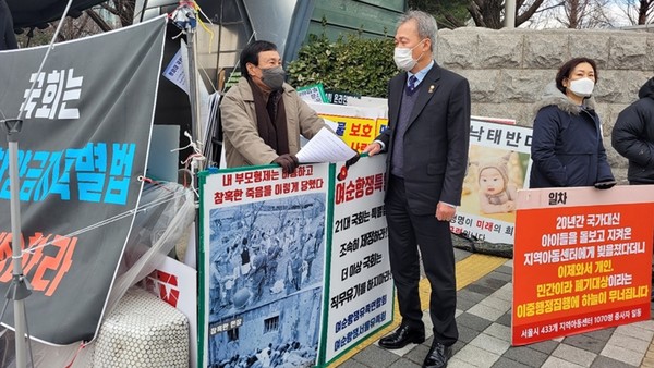 ▲전 의장이 국회 앞에서 여순사건 특별법 제정을 호소하는 시민들을 만나 격려하고 있다