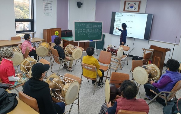 풍물교실에 참여한 화태마을 어르신들