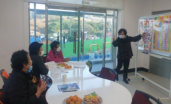 한글문해교실에서 화태초등학교 나미경 전 교장선생님이 어르신들을 지도하고 있다