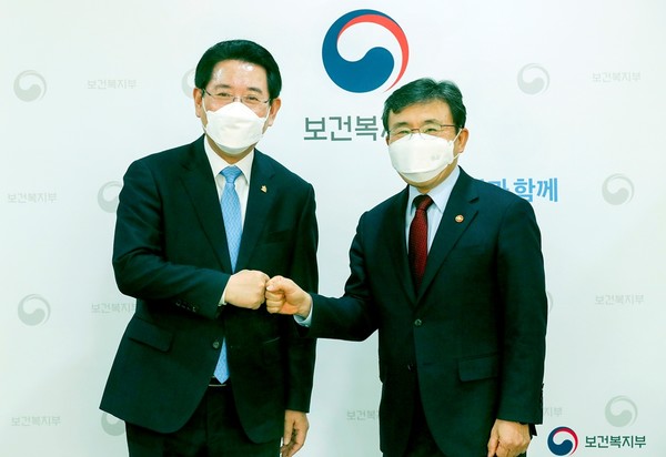 권덕철 보건복지부장관을 면담한 김영록 도지사가 기념사진을 찍고 있다