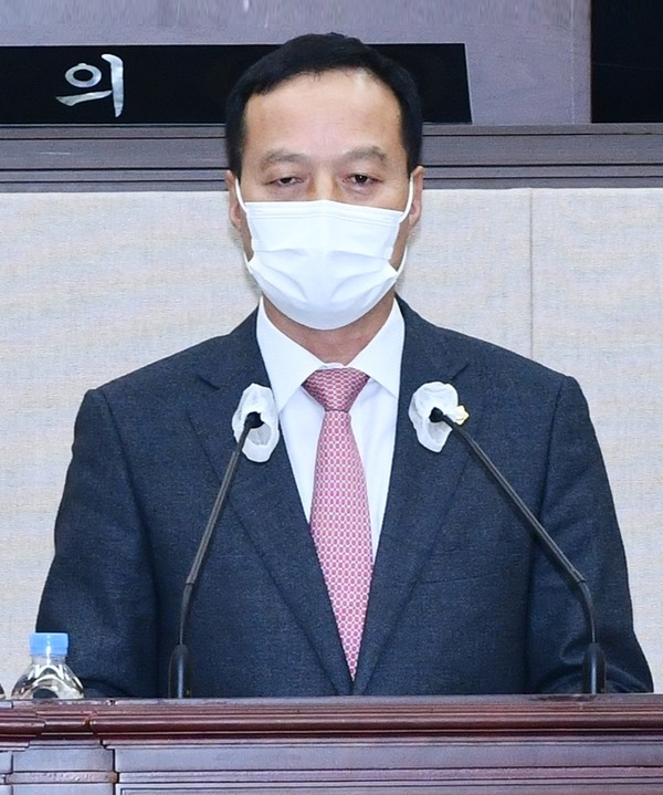 송하진 여수시의원이 경도 생활형숙박시설 건립이 부동산 투기를 조장할 수 있다는 우려를 제기했다 