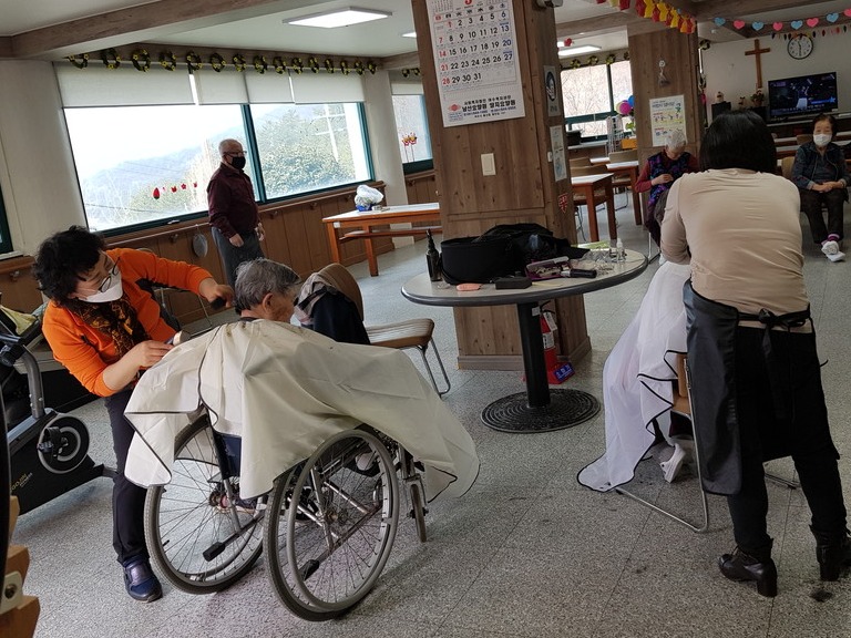 신중년 경력형 일자리사업 '찾아가는 헤어박사' 참여자들이 복지시설을 찾아 이미용서비스를 제공하고 있다