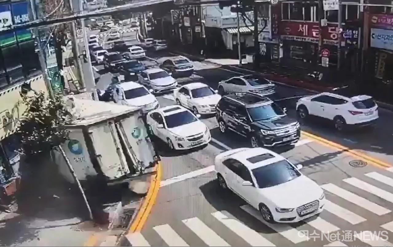 ▲ 13일 발생한 4.5톤 여수 한재사거리 사고 장면