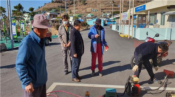 여수농협 관계자가 농기계를 수리하고 있다
