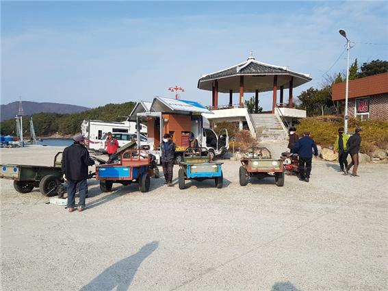 농기계를 수리하러 나온 농민들