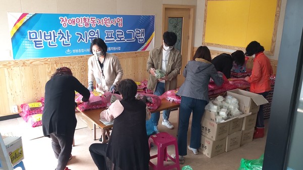 ▲밑반찬 포장을 하고 있는 직원들