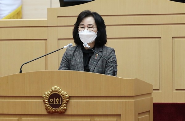 제350회 임시회 본회의에서 강정희 도의원이 발언하고 있다 