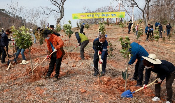 ▲율촌산단 일원에 나무를 심는 참가자들