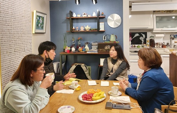  '미얀마 민주주의를 지지하는 여수시민 모임' 구성원들이 대화를 나누고 있다