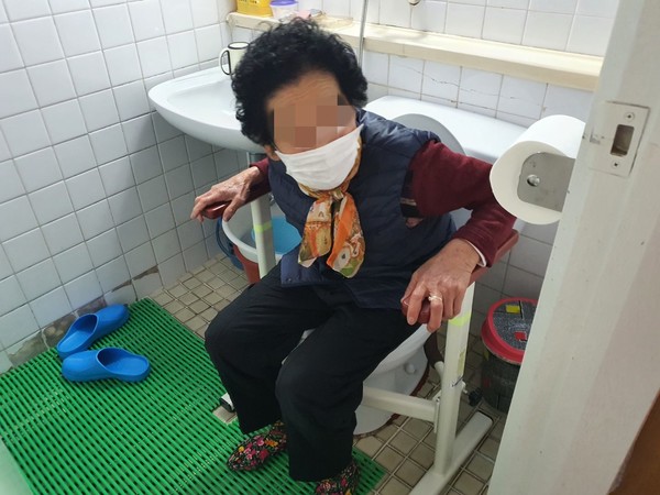 안전바와 매트 설치 후 앉아 보고 계시는 어르신