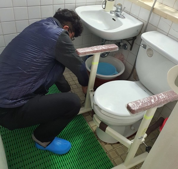 안전바 설치하는 모습