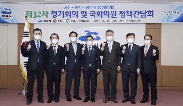 ▲제32차 여수‧순천‧광양시 행정협의회 정기회의에 참석한 여수,순천 시장과 광양부시장, 국회의원들이 기념사진을 찍고 있다