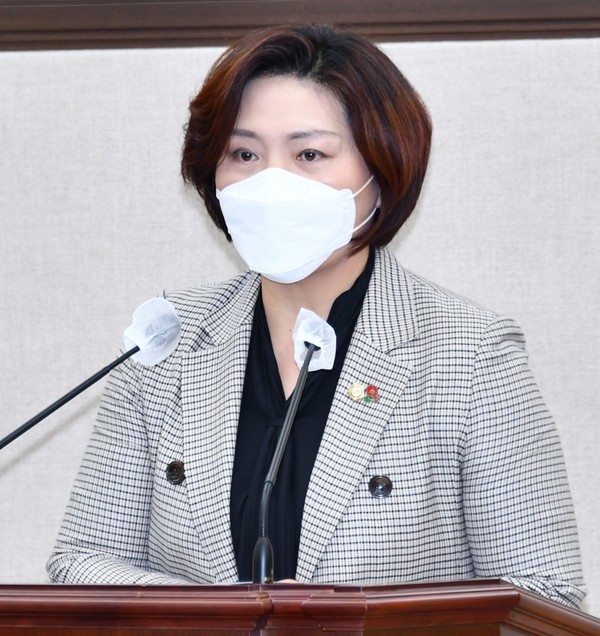 ▲박성미 시의원이 25일 열린 임시회 본회의에서 폐교를 활용한 역사문화공간 설립을 제안했다