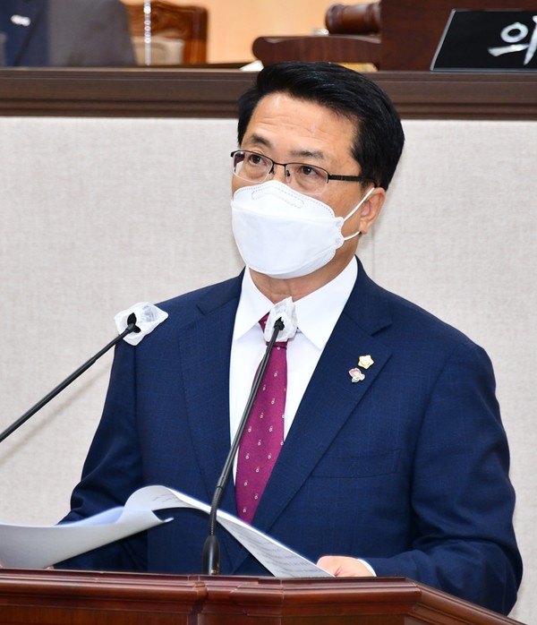 25일 열린 제209회 2차 임시회에서 이선효 시의원이 10분발언을 하고 있다