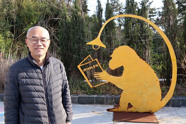 ▲  자신의 작품 앞에서 최병수. 원숭이가 HUMAN(인간)이라는 책을 읽는 것은 원숭이가 인간을 연구하고 있는 모습이란다. 그의 설명에 의하면 "원숭이는 인간이 도대체 누구냐? 인간, 너희들 때문에 우리가 죽어가고 있다"는 뜻이라고 한다  ⓒ오문수 