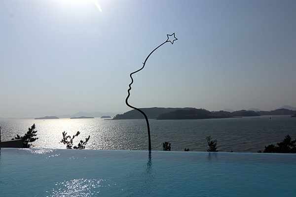  머리에 별을 이고 하늘을 바라보는 여인상으로 많은 이들의 사랑을 받는 작품이다 ⓒ오문수 