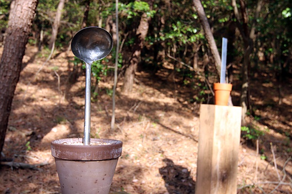 ▲  최병수 작가가 초등학교 3학년 학생들에게 화분을 주고 아무거나 만들어라고 했더니 학생들이 만든 작품이란다. 왼쪽 국자를 만든 학생은 "사람들에게 사랑을 퍼주고 싶어서"라는 이유를 말했고, 오른쪽 30센티 자를 만든 학생은 "자처럼 꼿꼿하게 살겠다"는 이유를 말했다고 한다  ⓒ오문수 