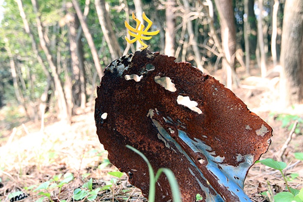 ▲  80여세 되어보이는 할아버지 정원사가 내민 주름진 손에 군살이 박힌 모습을 보고 "저 손으로 아름다운 꽃을 피웠구나!"라는 생각에 낡은 삽과 꽃을 한 몸으로 그렸다고 한다 ⓒ 오문수 