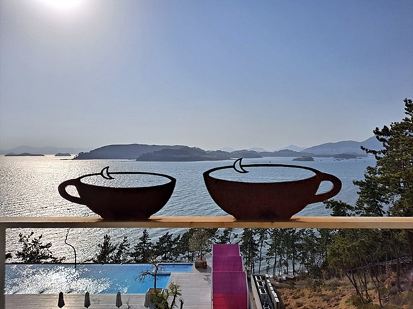 ▲해변가에 세워진 최병수 작가의 작품이다  ⓒ오문수 