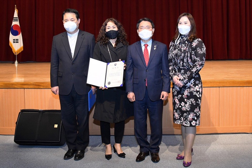 ▲죽림2단지 어린이집 장인옥 원장(왼쪽에서 두 번째)이 1일 여수문화홀에서 식품의약품안전처장 표창장을 받고 기념촬영을 하고 있다