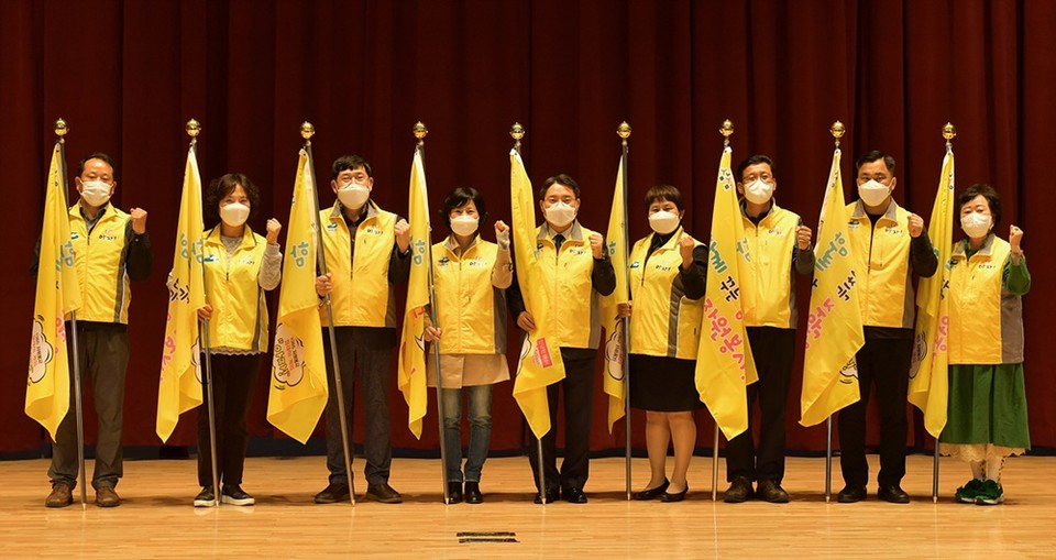 ▲‘1365 자원봉사 릴레이캠페인 아자!’ 출정식 첫 주자로 나선 8개 단체가 캠페인 성공을 다짐하며 기념촬영을 하고 있다