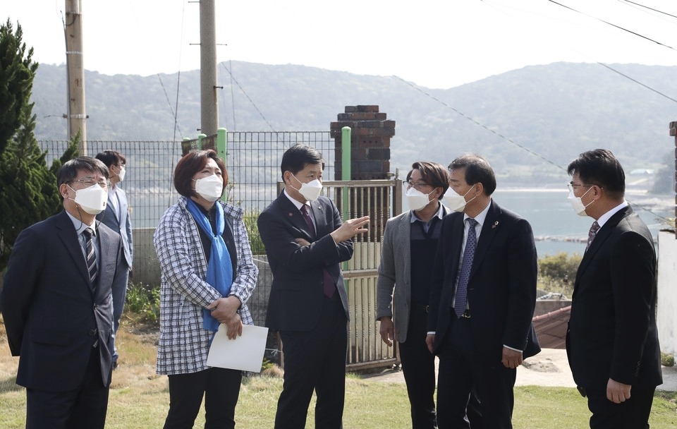 ▲폐교된 옛 거문초등학교 부지를 방문한 장석웅 교육감과 이광일 전남도의원, 박성미 여수시의원, 김해룡 여수교육장