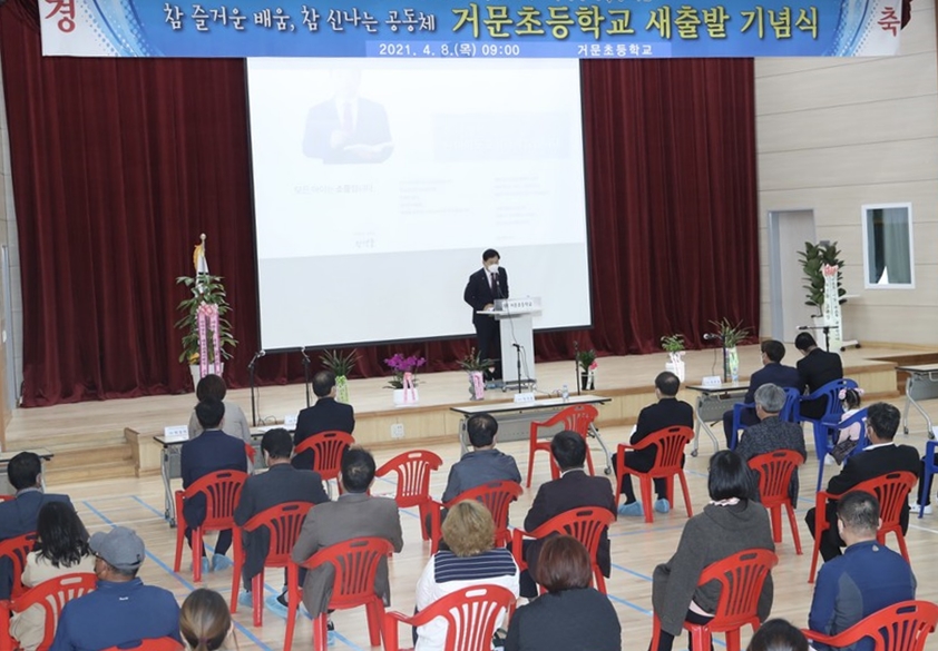 장석웅 전남도교육감이 개교식에서 격려사를 하고 있다