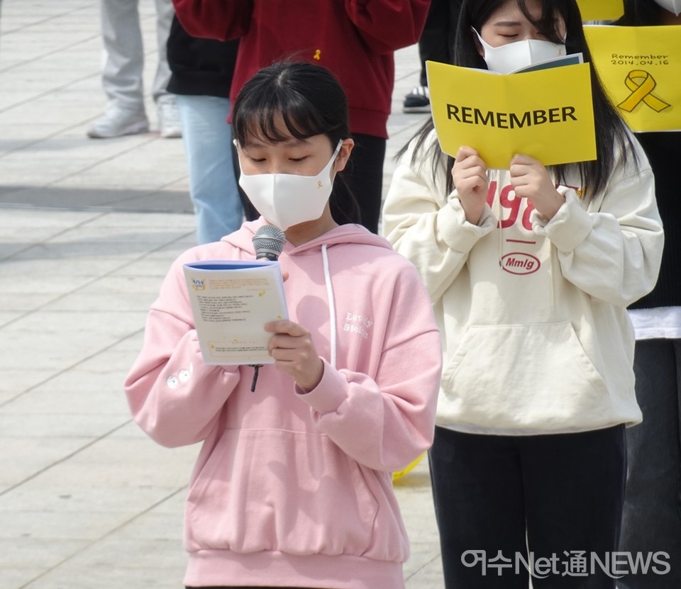 ▲묵상집 구절을 낭독하는 학생들  ⓒ전시은