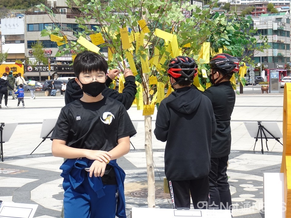 ▲추모나무에 글귀를 매달고 돌아서고 있다 ⓒ전시은