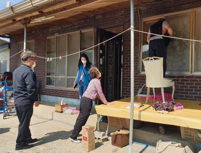 ▲어르신댁을 수리하는 소방대원