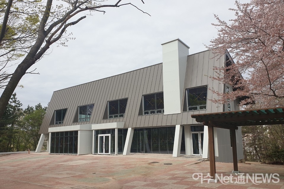 ▲외부마감공사가 끝난 전남대 여수캠퍼스 청람홀. 현재 내부시설 공사에 들어갔다