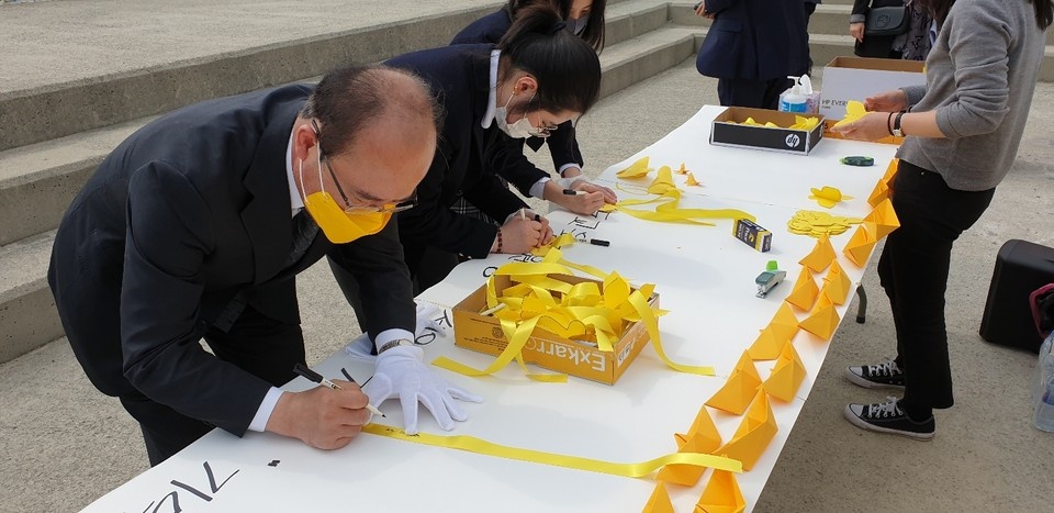 ▲이기봉 부교육감이  추모식에 참석했다